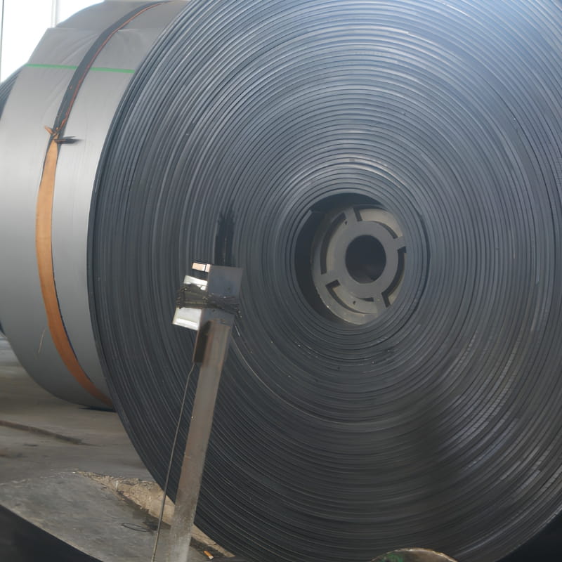 Cold resistant conveyor belt cover surface texture